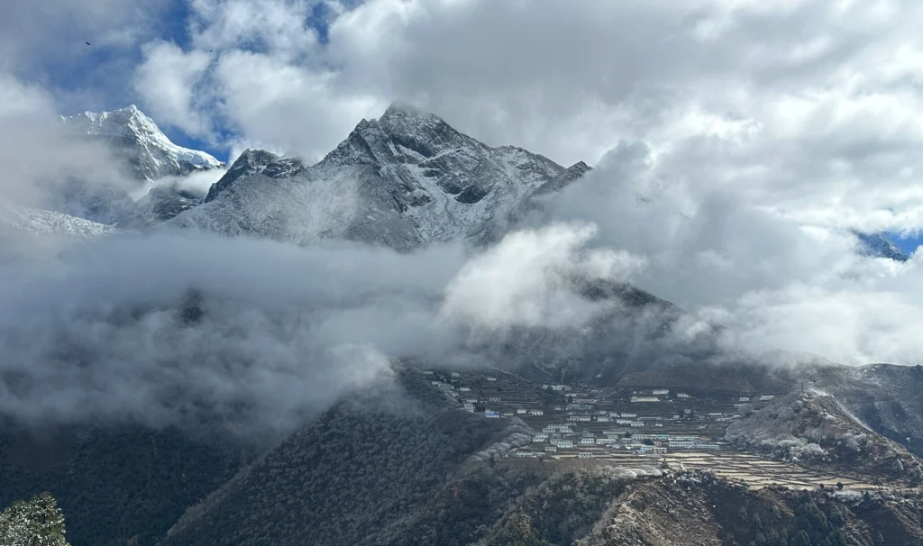 Numbur Himal located at end of Dudhkunda